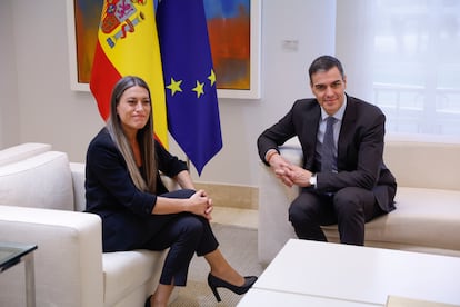 El presidente del Gobierno, Pedro Sánchez, y la portavoz de Junts en el Congreso, Miriam Nogueras, en una reunión en La Moncloa. 