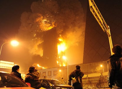 Las llamas devoran un edificio del nuevo complejo de la televisión estatal china en Pekín