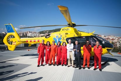 La tripulación especializada en pediatría y neonatología posan delante del helicóptero medicalizado en el helipuerto del Sant Pau