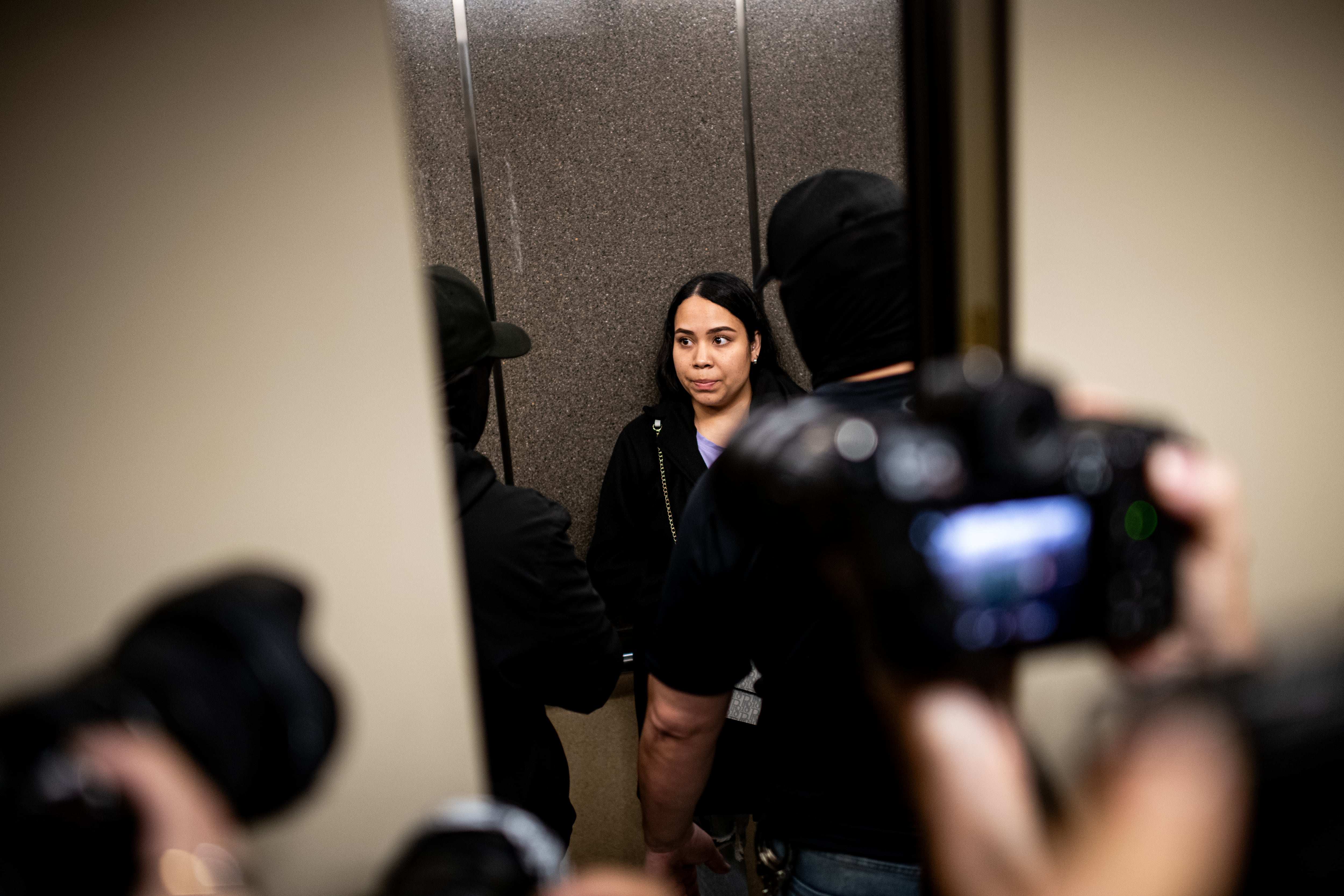 Detención de una mujer por agentes migratorios, en Nueva York.