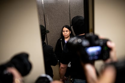 Detención de una mujer en el elevador del piso 12.