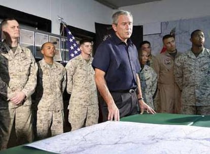 George W. Bush recibe información militar en la base aérea de Al Asad, en la provincia de Al Anbar, durante su visita sorpresa a las tropas estadounidenses en Irak.