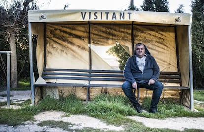 Gregorio Pifarre, el encargado del Casal d'Alfés, el único restaurante de ese pueblo, en el banquillo visitante del campo de fútbol abandonado.