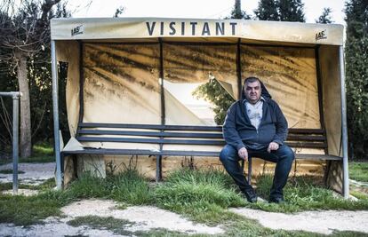 Gregorio Pifarré, l'encarregat del Casal d'Alfés, l'únic restaurant d'aquest poble, a la banqueta visitant del camp de futbol abandonat.