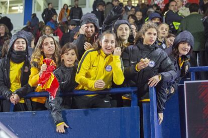 Jovens torcedoras da seleção durante o jogo Espanha e Polônia em Leganés.