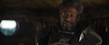 Forest Whitaker es Saw Gerrera.