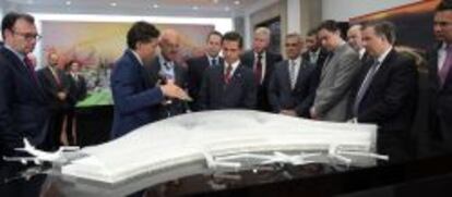 El presidente mexicano, Enrique Peña Nieto observa la maqueta del nuevo aeropuerto de Ciudad de México, en la residencia presidencial de Los Pinos.
