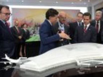 El presidente mexicano, Enrique Pe&ntilde;a Nieto observa la maqueta del nuevo aeropuerto de Ciudad de M&eacute;xico, en la residencia presidencial de Los Pinos.