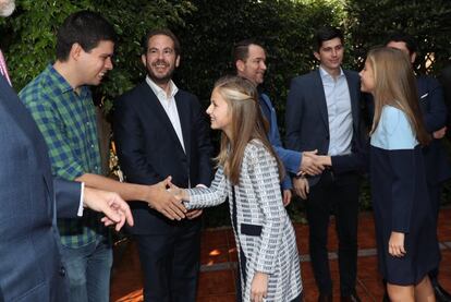 La princesa Leonor y la infanta Sofía saludan a algunos de los premiados. 