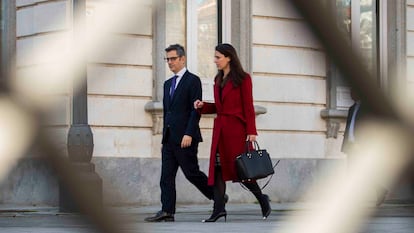 El ministro de Justicia y Presidencia, Félix Bolaños, acompañado de una colaboradora, el pasado miércoles en Madrid.