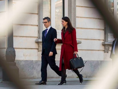 El ministro de Justicia y Presidencia, Félix Bolaños, acompañado de una colaboradora, el pasado miércoles en Madrid.