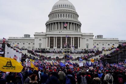 Seguidors de Donald Trump envaeixen el Capitol.