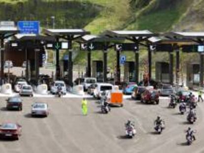 Vehículos circulando por la "Supersur", la autopista de peaje que bordea Bilbao. EFE/Archivo