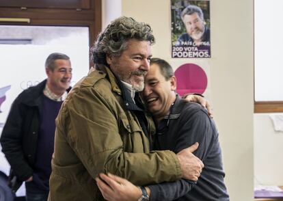 El diputado electo de Podemos por Álava, Junatxo López de Uralde (i), recibe la felicitación de un compañero en la sede del partido hoy en Vitoria, donde ha analizado para los medios los resultados de las elecciones generales celebradas ayer, en las que su candidatura fue la más votada en el territorio y en la capital.