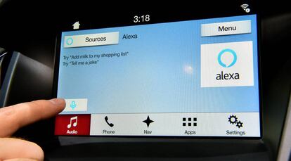 Amazon quiere llevar Alexa en las empresas. En la foto en un coche de Ford.