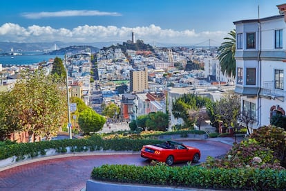 Tanca aquesta llista la ciutat californiana de San Francisco. I si hi ha dos escenaris dignes de retratar en aquest punt de la costa est dels Estats Units són la torre Coit (al fons a la imatge) i el barri Russian Hill. Situada al cim de Telegraph Hill, al parc Pionner, pujant a l'ascensor fins a dalt de tot de la torre Coit es pot veure una esplèndida vista del Golden Gate i la presó d'Alcatraz. De Russian Hill destaca un tram del carrer Lombrad, considerat un dels més sinuosos dels EUA pels vuit girs de la calçada en un descens molt pronunciat (al primer pla de la imatge).