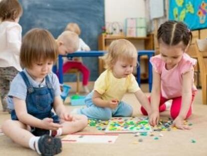 Niños jugando en una escuela infantil, una de las etapas donde los docentes priorizarían la educación presencial al 100%.

JCCM
17/06/2020