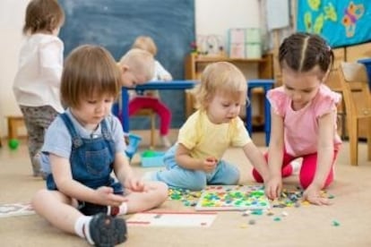 Niños jugando en una escuela infantil, una de las etapas donde los docentes priorizarían la educación presencial al 100%.

JCCM
17/06/2020