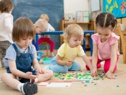 Niños jugando en una escuela infantil, una de las etapas donde los docentes priorizarían la educación presencial al 100%.

JCCM
17/06/2020