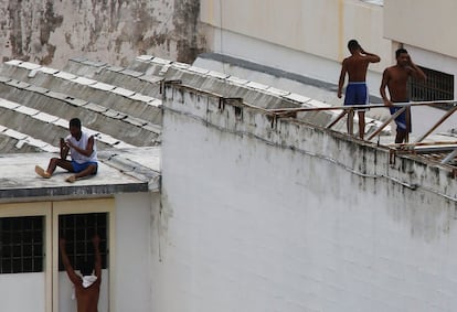 Detentos usando celular dentro de Alcaçuz. Há bloqueadores de sinal ali, mas eles estão desligados desde o início do motim.