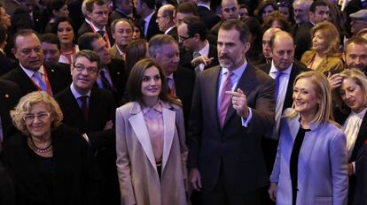 Los Reyes junto a Manuela Carmena, &Aacute;lvaro Nadal y Cristina Cifuentes, entre otros, en la inauguraci&oacute;n de Fitur.