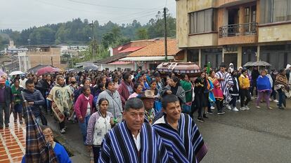 Un grupo de mujeres carga un ataúd en los hombros con el cuerpo de Deisy Naucil, en el municipio de Santiago, en Putumayo.