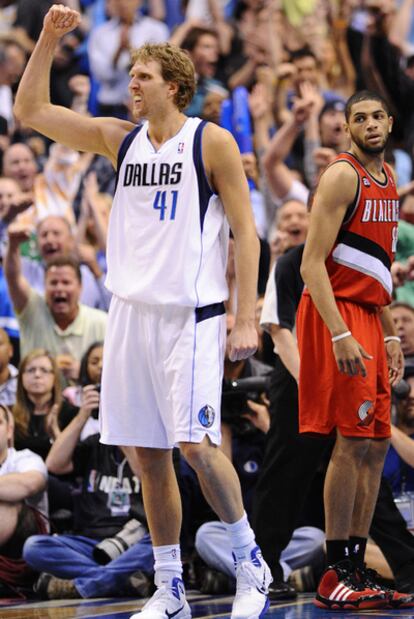 Dirk Nowitzki, tras lograr tres puntos ante los Trail Blazers de Portland.