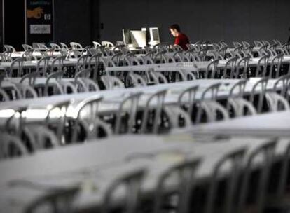 Un <i>campusero</i> instalando su equipo de ordenadores ayer en los pabellones de la Feria de Valencia.