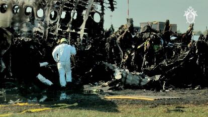 El fuselaje del avión incendiado en el aeropuerto de Moscú.