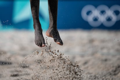 El qatarí Cherif Younousse golpea la bola durante el partido de voley playa ante Australia. 