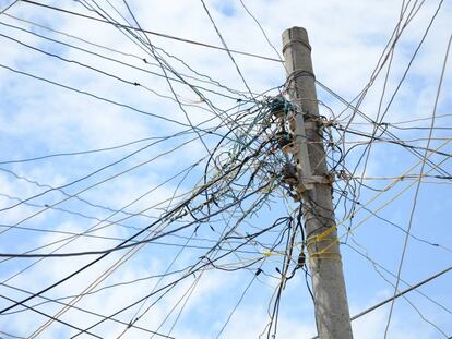 Una mara&ntilde;a de cables cuelgan de los postes sobre los poblados caribe&ntilde;os del norte de Colombia