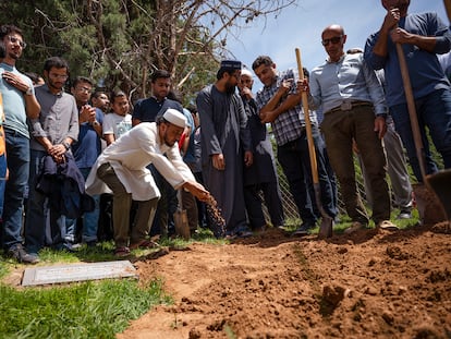 Un hombre echa tierra durante el entierro de Muhammad Afzaal Hussain, la tercera víctima, de 27 años, el pasado 5 de agosto.