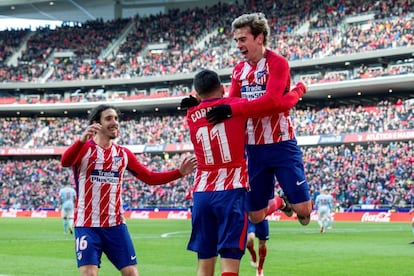 Ángel Correa, celebra su gol marcado al Celta de Vigo con sus compañeros.