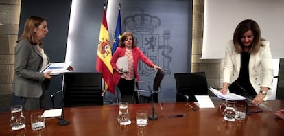 En el centro, la vicepresidenta del Gobierno, Soraya S&aacute;enz de Santamar&iacute;a, con la ministra de Fomento, Ana Pastor, a la izquierda, y la responsable de Empleo, F&aacute;tima B&aacute;&ntilde;ez. 