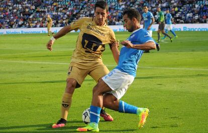 Berjón y Aldrete disputan el balón en el último partido entre Cruz Azul y Pumas