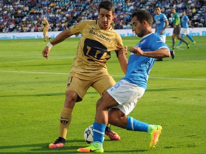 Berjón y Aldrete disputan el balón en el último partido entre Cruz Azul y Pumas