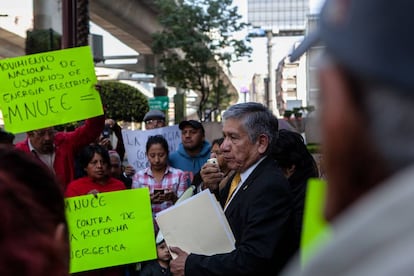 Un grupo de mexicanos protesta frente a un tribunal contra la estatal CFE.