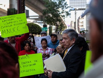 Un grupo de mexicanos protesta frente a un tribunal contra la estatal CFE.