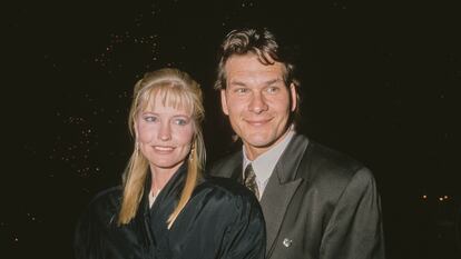 Lisa Niemi y Patrick Swayze, en una fiesta de Navidad en Beverly Hills, California, el 18 de diciembre de 1988.