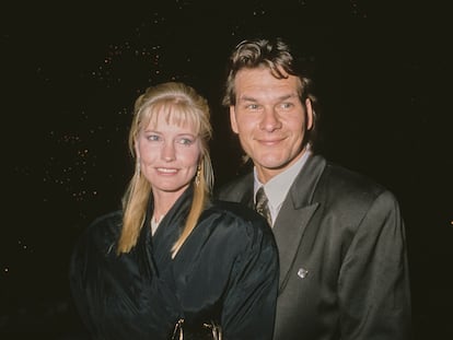 Lisa Niemi y Patrick Swayze, en una fiesta de Navidad en Beverly Hills, California, el 18 de diciembre de 1988.