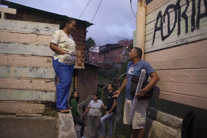 Unos adolescentes juegan en la cancha de baloncesto de Catuche construida recientemente donde los jóvenes pueden entretenerse haciendo deporte. También es lugar de reunión de las madres de El Portillo y de actividades culturales conjuntas con otros barrios.