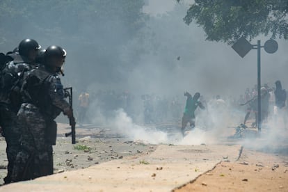 Seguidores del líder de la oposición, Ousmane Sonko, lanzan piedras a la policía, que responde con gas lacrimógeno, en Dakar, este jueves.