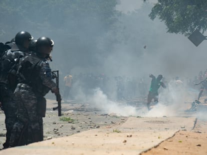 Seguidores del líder de la oposición, Ousmane Sonko, lanzan piedras a la policía, que responde con gas lacrimógeno, en Dakar, este jueves.