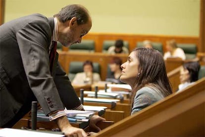 Fernando Maura (PP) y Leire Corrales (PNV) cambian impresiones durante un momento del pleno de ayer.