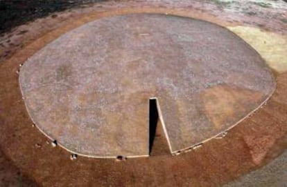 Aerial image of the mound over the dolmen.