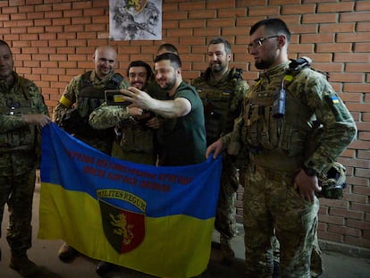 Zelenski se hace un selfi con soldados cerca del frente de Donetsk, el domingo.