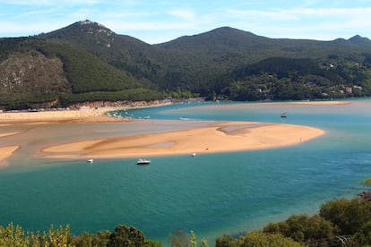 La desembocadura del río Oka Urdabai, en la comarca vizcaína de Busturialdea, es uno de los humedales más ricos e importantes del norte de España. Además de ser un lugar idílico para Urdaibai alberga interesantes yacimientos arqueológicos que se remontan al Paleolítico. La reserva está cruzada por decenas de rutas de senderismo y pistas para bicicleta, y en primavera y otoño sus aguas se convierten en lugar de descanso para las aves migratorias. Urdabai tiene además algunas de las mejores playas de Euskadi: la de Laida, que varía constantemente en forma y tamaño, o la espectacular playa de Laga, bajo el imponente Peñón de Ogoño, que como tantos otros miradores naturales de la zona ofrece unas panorámicas impresionantes. Parada obligada son los preciosos pueblos pesqueros de Bermeo, Elantxobe y Mundaka, este último famoso por sus olas bravas tan solicitadas por los surfistas. <br><br> <i>El estuario de Urdabai está 40 minutos en coche o 2 horas en autobús desde Bilbao.</i>