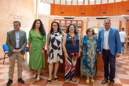 Presentación del Premio Dulce Chacón de Narrativa Española, con la asistencia del presidente de la Diputación de Badajoz, Miguel Ángel Gallardo (a la izquierda), el alcalde de Mérida, Antonio Rodríguez Osuna (a la derecha), y familiares de la escritora, como sus dos hijas (María y Dolores) y su hermana Inma (con camiseta azul).