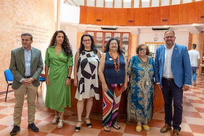 Presentación del premio 'Dulce Chacón de Narrativa Española' con la asistencia del presidente de la Diputación, Miguel Ángel Gallardo (a la izquierda); el alcalde de Mérida, Antonio Rodríguez Osuna (a la derecha), y familiares de la escritora, como su hermana Inma (con camiseta azul).