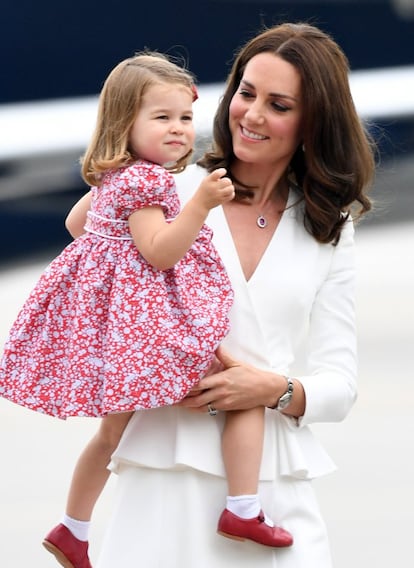 Kate Middleton lleva en brazos a su hija pequeña, la princesa Carlota de Cambridge, a su llegada a Polonia.